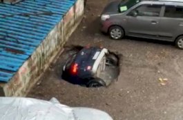 Mobilnya Ditelan Sumur Tua Berusia 100 Tahun, Pemilik Ada di Dalam saat Mulai Tercebur