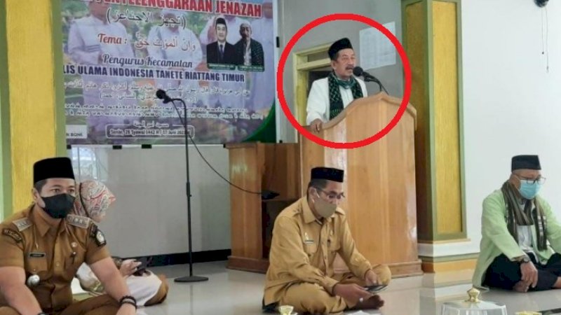 Ustaz Haji Hamzah (dalam lingkaran) sebelum terjatuh dan meninggal dunia, Senin (14/6/2021). (Foto: Potongan video)