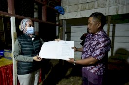 Bupati Luwu Utara Serahkan 57 SK Sarjana Mengajar di Seko