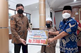 Bupati Gowa Serahkan Penghargaan Ke Peserta dan Pelatih STQH Berprestasi