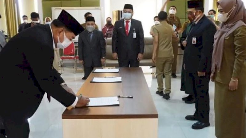 Sekertaris Daerah Provinsi Sulsel, Abdul Hayat Gani, melantik 24 pejabat administrator dan pejabat pengawas di lingkup Dinas PKP2 Sulsel, Senin (14/6/2021).