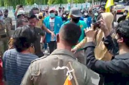 Demo PMII Ricuh di Bulukumba, Andi Utta Tendang Ban Pengunjuk Rasa, Massa Berhamburan