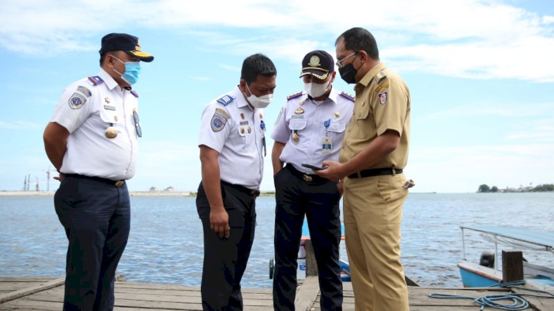 Wali Kota Makassar,  Moh Ramdhan Pomanto dan Kepala Balai Transportasi Darat XIX Kemenhub RI,  Suria Abdi meninjau Dermaga Pannyua, Senin, (14/6).