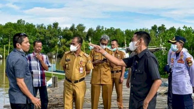 DPRD Wajo bersama rombongan saat kunjungan ke lokasi rencana pembangunan Pelabuhan Cenranae, Akkajeng, Kecamatan Sajoanging, Kabupaten Wajo, Senin (14/6/2021).