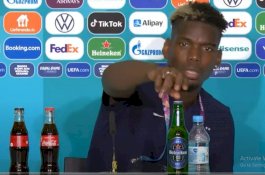 Setelah Ronaldo Singkirkan Coca-cola, Giliran Paul Pogba Turunkan Botol Bir Heineken