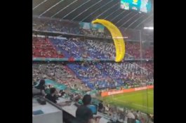 Video Penerjun Payung Masuk Stadion Sebelum Kick Off Prancis vs Jerman, Hampir Tabrak Penonton