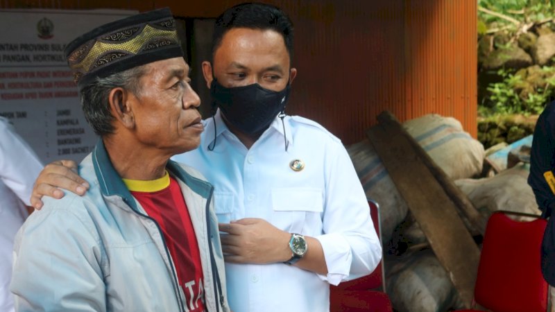Bupati Bantaeng Ilham Azikin (kanan) saat bertemu dengan warga beberapa waktu lalu. 