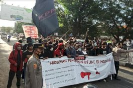 Tuntut Kuliah Offline, Puluhan Mahasiswa Gelar Unjuk Rasa dan Blokade Jalan Sultan Alauddin Makassar