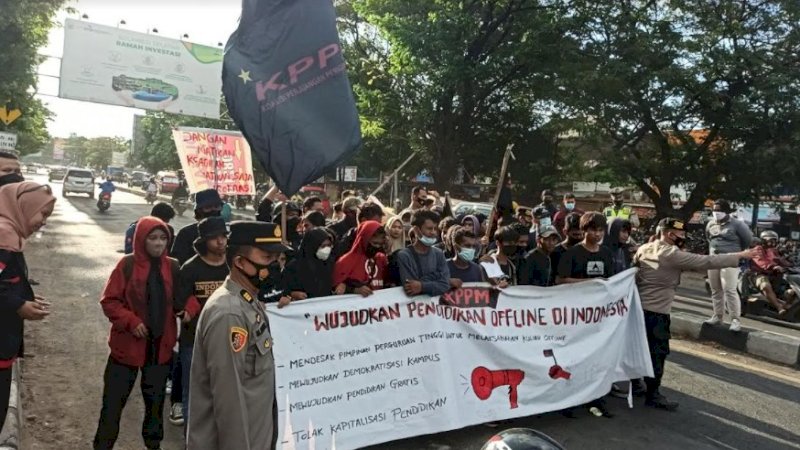 Tuntut Kuliah Offline, Puluhan Mahasiswa Gelar Unjuk Rasa dan Blokade Jalan Sultan Alauddin Makassar