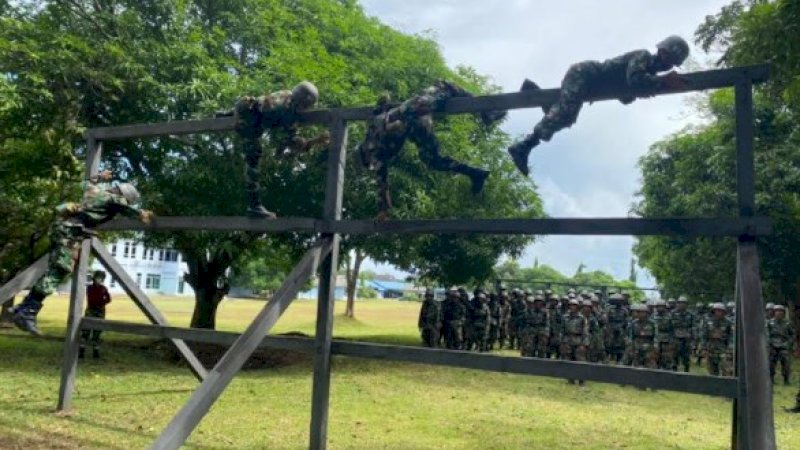 Suasana latihan halang rintang di lapangan latihan Yonko 466 Paskhas TNI-AU Mandai, Maros, Sulsel, Rabu (16/6/2021). (Foto-foto: Dok Penerangan Lantamal VI)