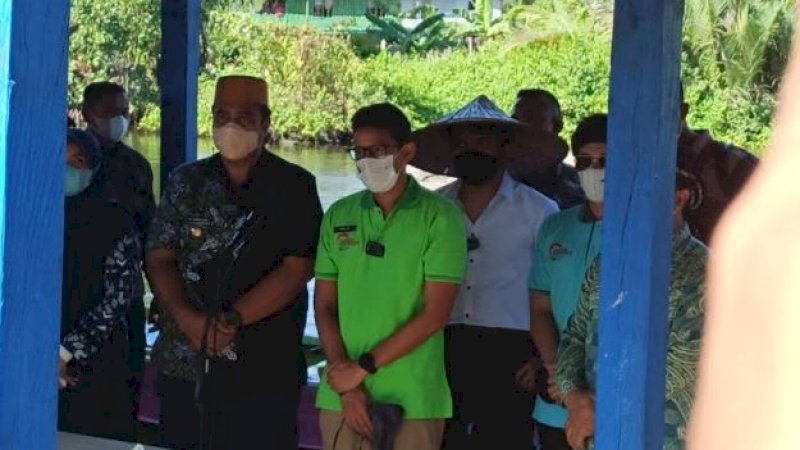 Menteri Pariwisata dan Ekonomi Kreatif (Menparekraf), Sandiaga Salahuddin Uno, mengunjungi desa wisata Rammang-Rammang, Maros, Sulawesi Selatan, Kamis (17/6/2021).