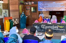 Bersama PT Pos Indonesia, PKK Sulsel Sediakan Tong Sampah di Objek Wisata Rammang-Rammang