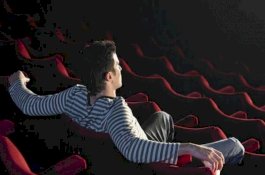 Tidak Mau Ada Orang Pacaran di Sampingnya, Pria Ini Borong Tiket Bioskop