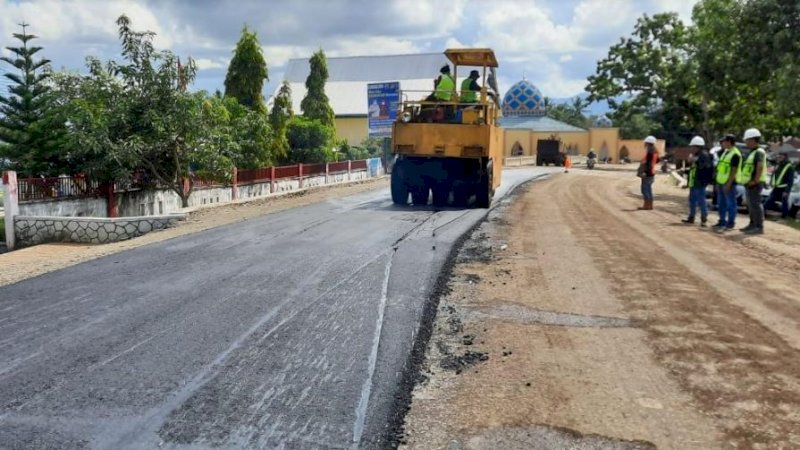 Pengerjaan preservasi jalan ruas poros Ujung Lamuru--Palattae-Bojo dikerjakan oleh Pemerintah Provinsi Sulsel dengan panjang total 15,15 kilometer.