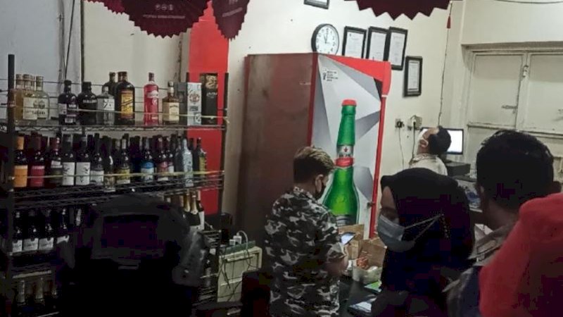 Toko di Jalan Tupai, Kecamatan Mamajang, Makassar, dianggap melanggar aturan dalam penjualan minuman beralkohol.