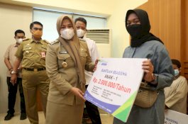 Wawali Fatma Salurkan Rp475 Juta Beasiswa ke Ahli Waris Non PNS Pemkot Makassar