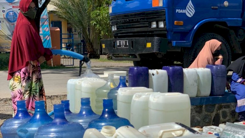 PDAM Makassar siapkan layanan air bersih bagi warga ataupun ke pelanggan dengan menyiapkan armada mobil tangki. 