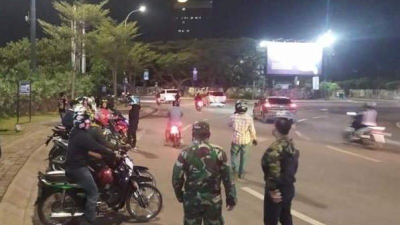 Satgas Raika Kecamatan Mariso bubarkan klub motor yang tidak taat prokes di Tanjung Bunga, (21/6).