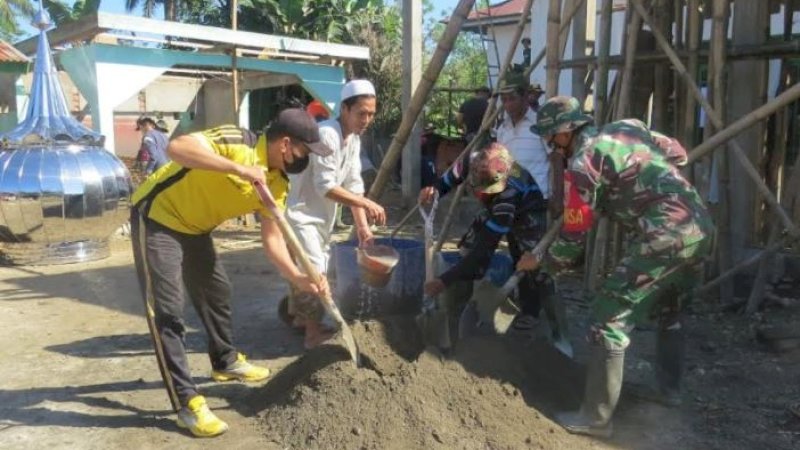 Personel TMMD dan warga kompak dalam pembangunan rumah ibadah di di Desa Aere, Kecamatan Aere, Kabupaten Kolaka Timur (Koltim).