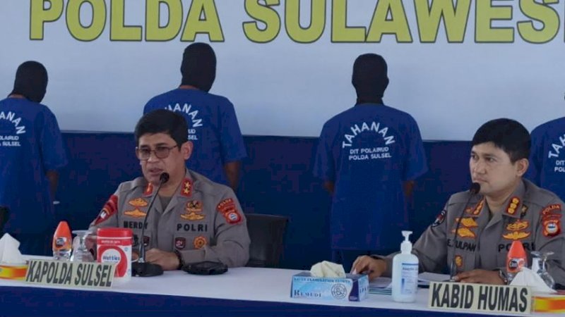 Kapolda Sulsel, Irjen Pol Merdisyam (kiri), saat rilis pers di Mako Dit Pol Air Polda Sulsel, Jalan Ujung Pandang, Kota Makassar, Rabu (23/6/2021). (Foto: Usman Pala/Rakyatku.com)