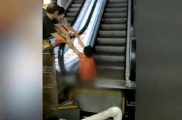 Nenek Ini Terjepit Eskalator, Kaki Kiri Putus, Kaki Kanak Remuk