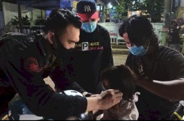 Sambut HUT Bhayangkara Ke-75, Tim Penikam-Patmor Polrestabes Makassar Bagi-bagi Masker