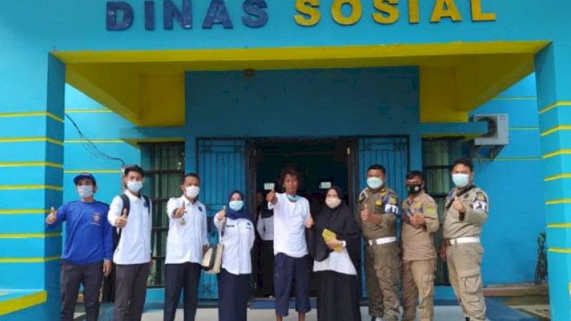 Dinas Sosial (Dinsos) bersama Satpol PP Damkar Kabupaten Sidrap, memulangkan satu orang dengan gangguan jiwa (ODGJ) ke daerah asalnya, Kota Makassar.