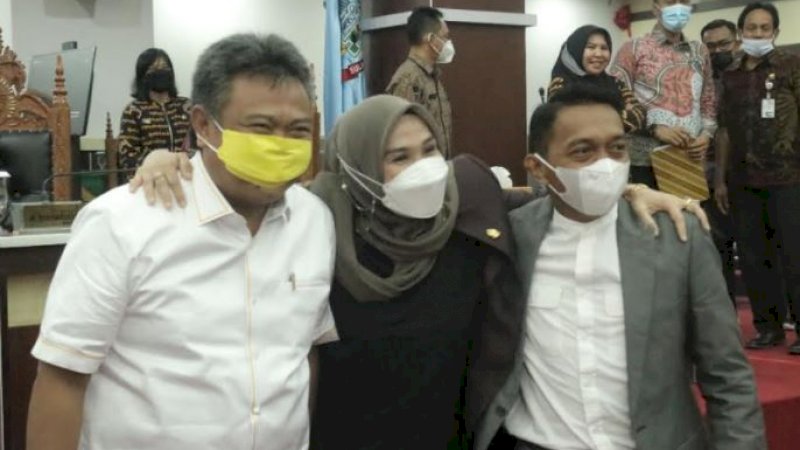 Ketua DPRD Sulawesi Selatan, Andi Ina Kartika Sari (tengah), merangkul Arfandy Idris (kiri) dan Syaharuddin Alrif (kanan).