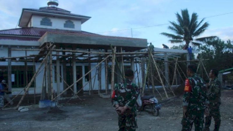 Salah satu sasaran fisik yang sedang dikerjakan pada TMMD ke-111 di Kolaka Timur adalah rehab masjid di Desa Aere. 