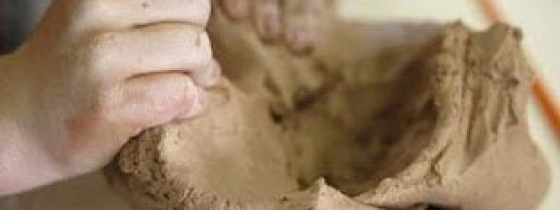 Wanita Ini Doyan Makan Tanah dan Pasir, Sang Anak Asbak dan Debu