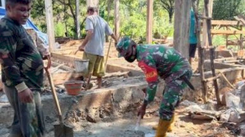 Koramil 1417-06/Lasolo melaksanakan karya bakti membangun rumah warga di Desa Lambuluo, Kecamatan Motui, Kabupaten Konawe Utara (Konut), Jumat (25/06/2021).