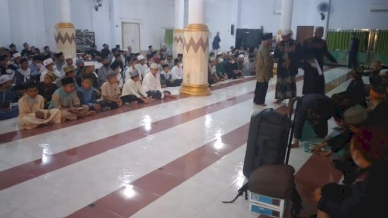Para peserta tes Majelis Qurra’ Wal Huffadz (MQH) As’adiyah Masjid Jami Sengkang, Kabupaten Wajo.
