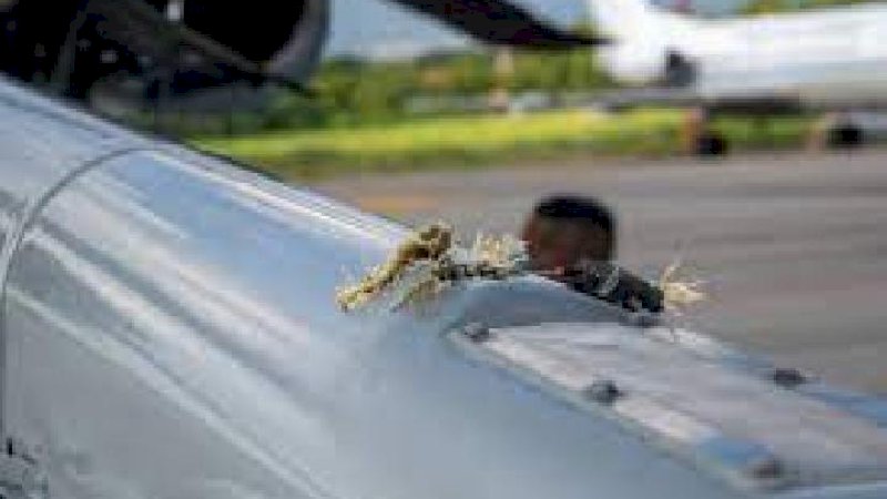 Goresan bekas tembakan pada helikopter Presiden Kolombia, Jumat, 25 Juni 2021. Sumber: Reuters