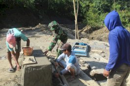 Satgas TMMD dan Warga Kolaka Timur Kompak Bangun Plat Duiker