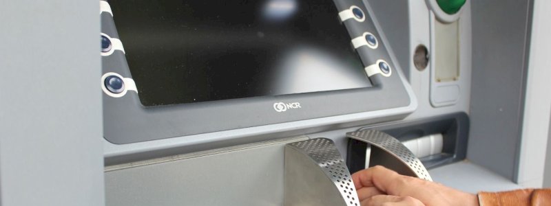 Wanita Ini Kaget Tiba-tiba Rekeningnya Terisi Uang Rp14,4 Triliun
