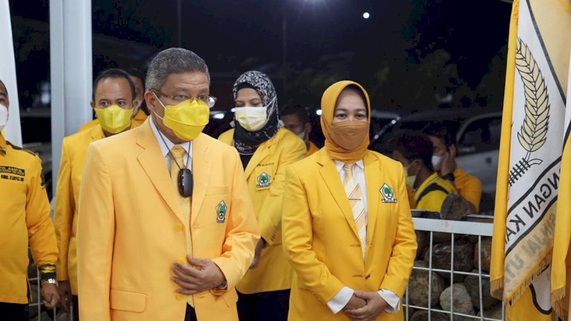 Ketua Golkar Sulsel Taufan Pawe bersama Ketua Golkar Sinjai Andi Kartini Ottong.