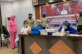 Ikut Vaksinasi Covid-19, Warga Berdatangan di Polres Wajo