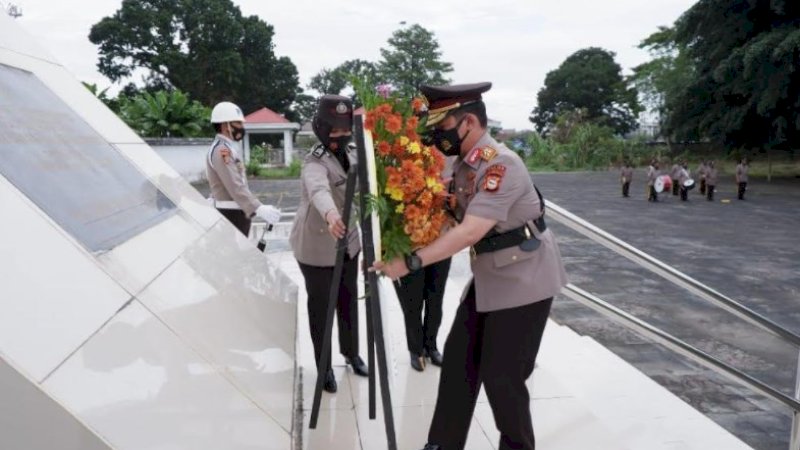 43 Polisi Terbaring di Panaikang, Kapolda Sulsel dan Wakapolda Upacara lalu Tabur Bunga