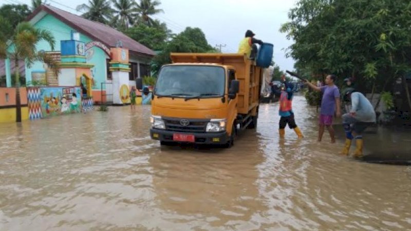 Suasana banjir di di Kelurahan Pincengpute, Kecamatan Tanasitolo, Kabupaten Wajo, Selasa (29/6/2021).