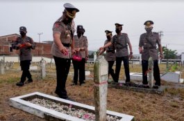 Basah-Basah, Kapolres Wajo dan Jajaran Bertahan Upacara di Bawah Guyuran Hujan Deras di TMP Empagae