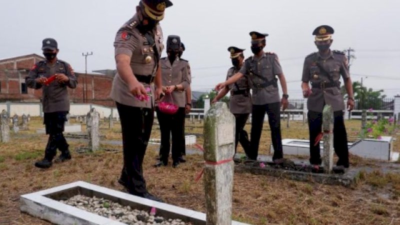 Basah-Basah, Kapolres Wajo dan Jajaran Bertahan Upacara di Bawah Guyuran Hujan Deras di TMP Empagae