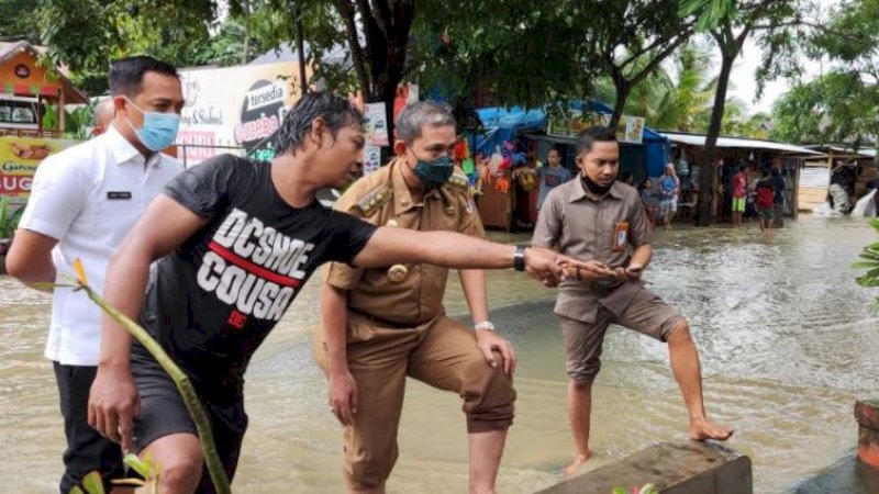 Bupati Wajo, Amran Mahmud, saat meninjau banjir di Jalan R.W. Mongisidi, Kelurahan Maddukkelleng, Kecamatan Tempe, Selasa (29/6/2021).