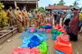 Semangati Warga, Bupati Wajo Turun Langsung Serahkan Bantuan ke Korban Banjir Bandang
