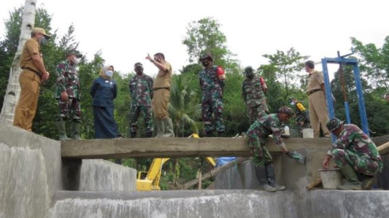 Bendungan mini adalah salah satu program fisik pada pelaksanaan TMMD di Kabupaten Kolaka Timur.