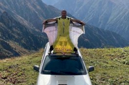 Kocak, Pria yang Pulang Kerja Tiap Hari Terjun Gunakan Parasut Bersayap