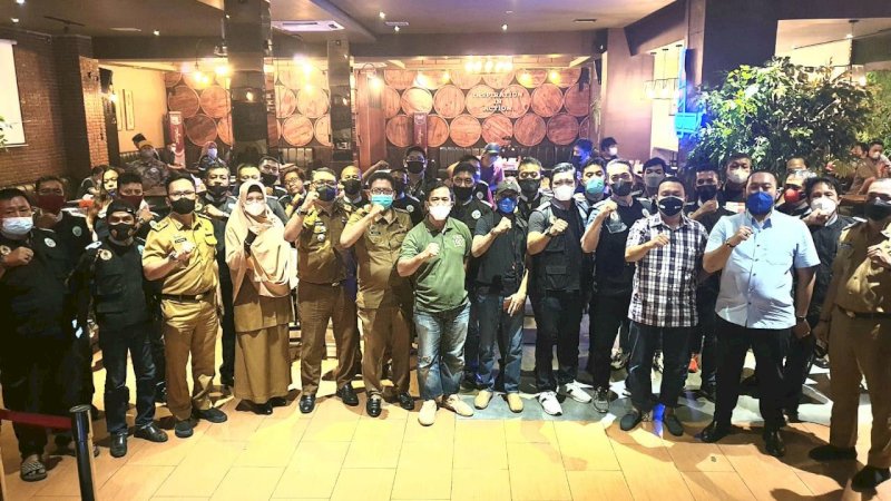 Kegiatan Pembekalan dan Sosialisasi pemanfaatan Aplikasi Zoom Meeting pada usaha-usaha hiburan dihadiri master se-Kota Makassar, kegiatan diadakan di Barcode Cafe & Resto, Jalan Amanagappa, Selasa (29/6/2021).