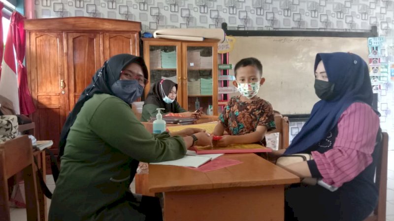 Begini aktivitas guru dan siswa di salah satu sekolah dasar di kota Makassar di masa pandemi Covid 19. Dimana siswa yang ikut belajar adalah yang tidak punya quota dan rumahnya dekat dengan sekolah (sekolah Luring). Proses belajar dengan prokes ketat. 