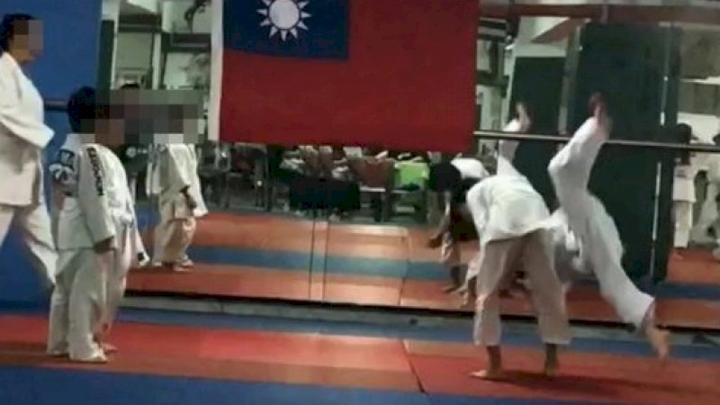 Momen saat bocah 7 tahun dibanting seniornya. (Foto: Oriental Daily)