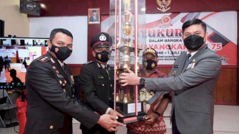 Kapolres Gowa bersama Bupati Gowa juga menyerahkan piagam penghargaan dan trofi juara kepada Kampung Rewako Desa Manjapai, Kecamatan Bontonompo, sebagai Kampung Rewako Terbaik.