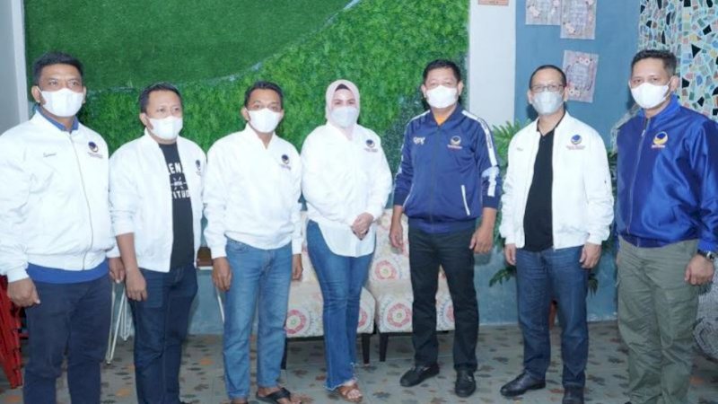 Ketua DPW NasDem Sulsel, Rusdi Masse (ketiga kiri) usai memakaikan jaket Nasdem kepada  Isnada Hikma Firmansyah (tengah).